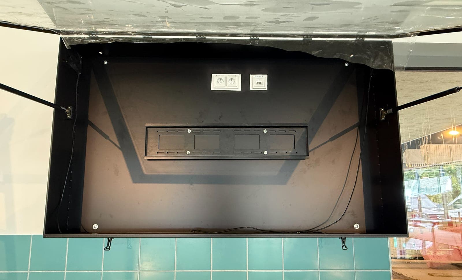 Hydrohex-Hardware wird am Beckenrand montiert