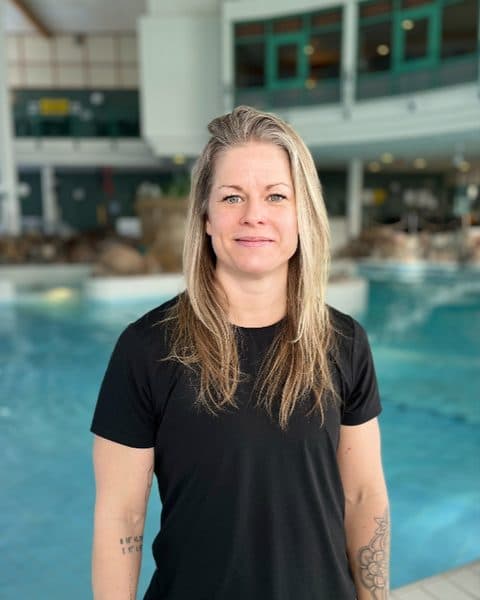 Ida Westerholm vid bassängen på Parkbadet